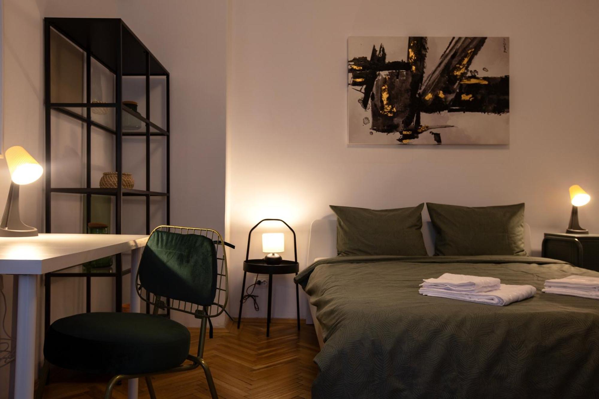 Ultracentral Hong Kong 3 Bdrm Apartment Bukarest Exteriör bild