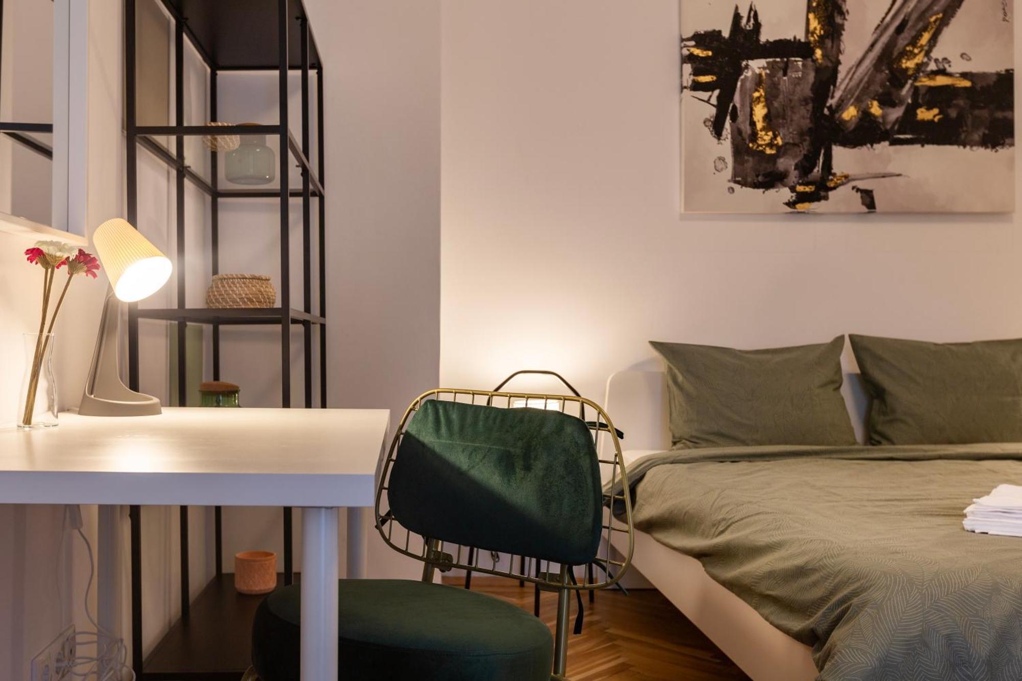 Ultracentral Hong Kong 3 Bdrm Apartment Bukarest Exteriör bild